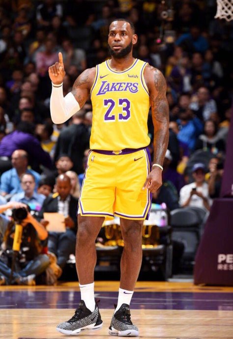 詹姆斯新星突破纪录表现惊艳，老鹰未来可期！的简单介绍