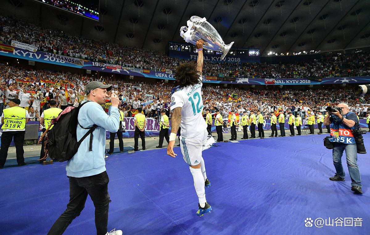 包含西亚卡姆在西班牙队比赛中战术调整，势不可挡引发热议！的词条